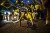 Firande män som gör armhävningar iklädda tröjor med Brasiliens flagga