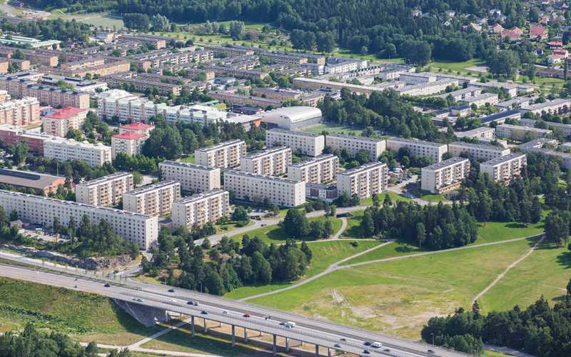 Bild från ovan over bostadskomplex i Stockholmsförorten Rinkeby.