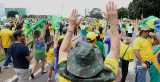 Demonstranter i gula tröjor i Brasilien protesterar mot president Dilma Rousseff.