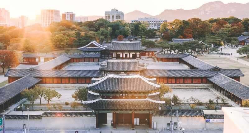 En bild på en asiatisk byggnad