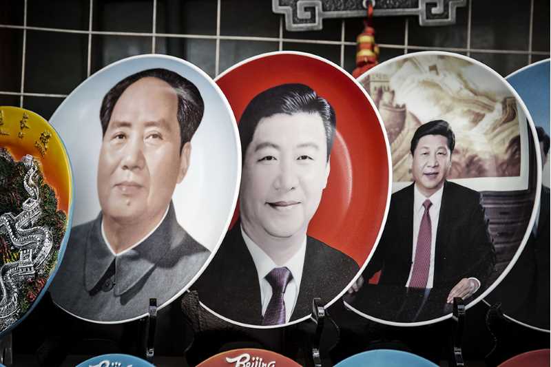 Tallrikar med bilder av kinesiska ledare