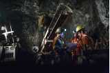 Tre gruvarbetare i det kanadensiska gruvbolaget Glencores zinkgruva utanför Quebec studerar en planritning.