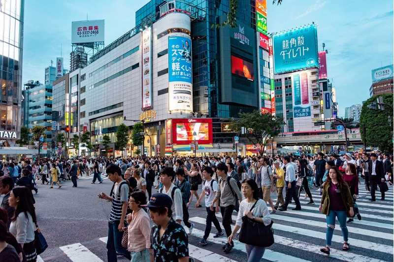 Folkmyller i Tokyo vid övergångsställe