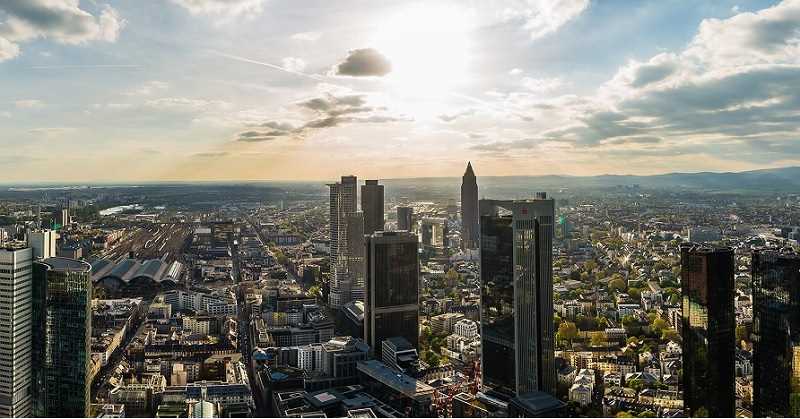 Flygfoto över Frankfurt med täta kvarter och skyskrapor