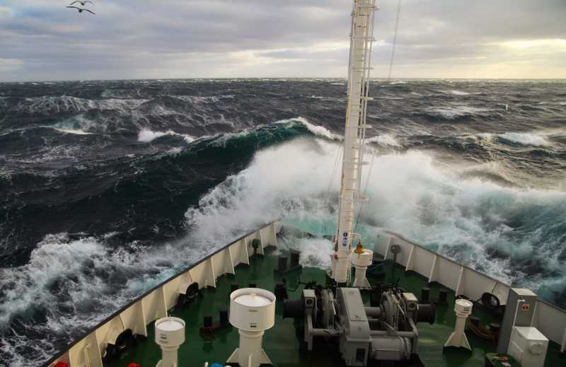 Bild på båt på stormigt hav