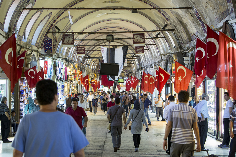 Folkmyller och turkiska flaggor i en basar.