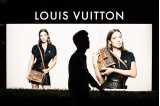 fotomodell med handväskor från märket Louis Vuitton