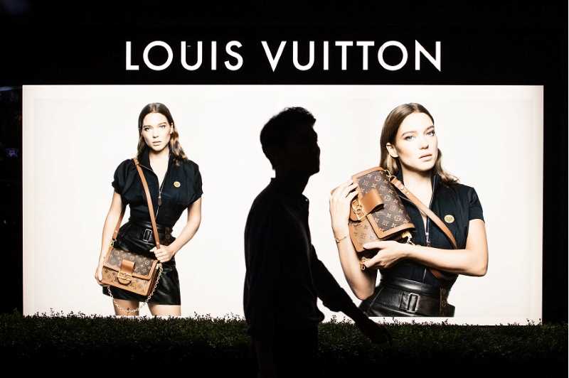 fotomodell med handväskor från märket Louis Vuitton