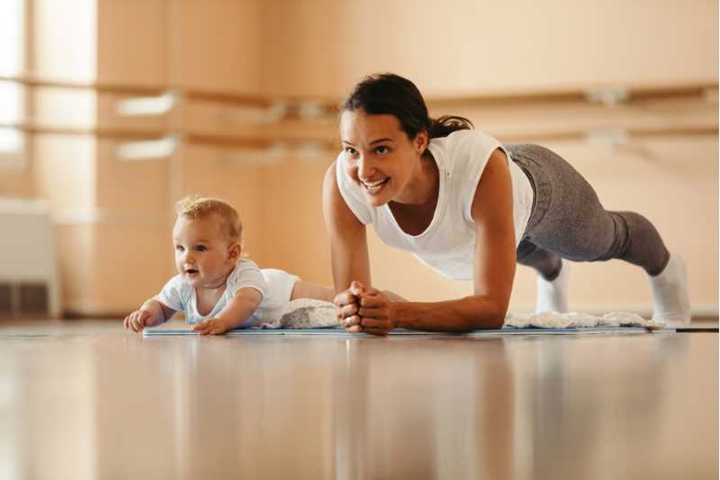 En kvinna och ett barn tränar tillsammans