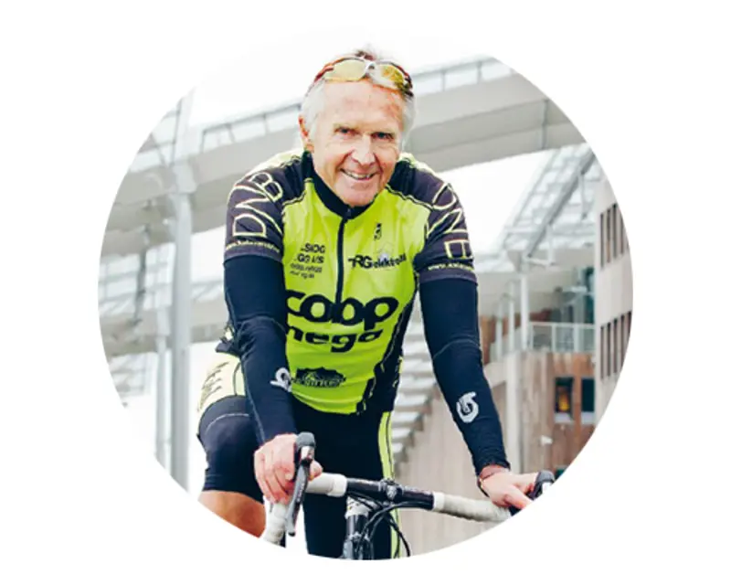 En man i cykelkläder på cykel