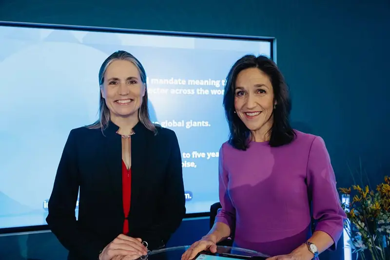 Foto av Fiona Hill och Siri Lill Mannes.