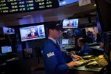 Trader på New York Stock Exchange foran skjerm