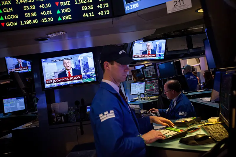 Trader på New York Stock Exchange foran skjerm
