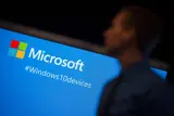 Mann foran skjerm med Microsoft