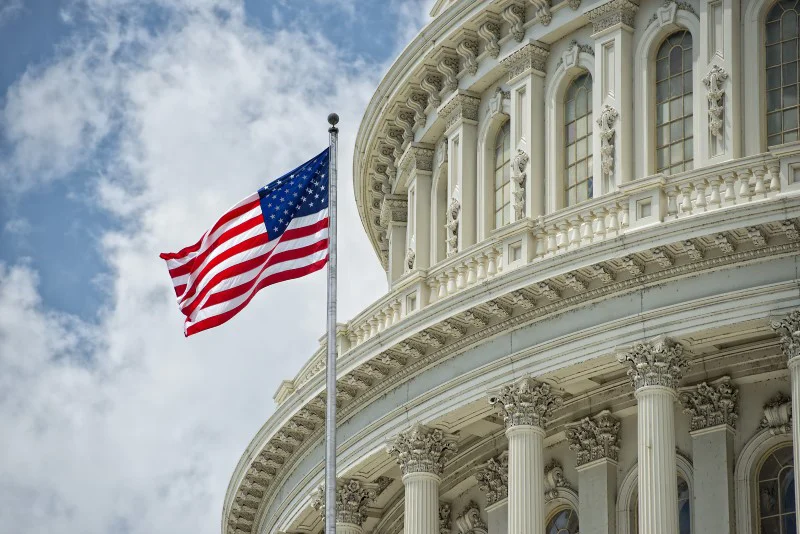 Bygning med det amerikanske flagget