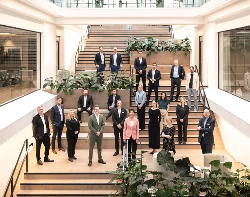 Bild på en grupp med människor som står på en trappa.