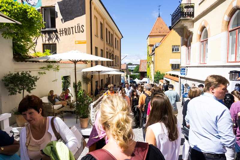 Folkvimmel i Visby under Almedalsveckan.